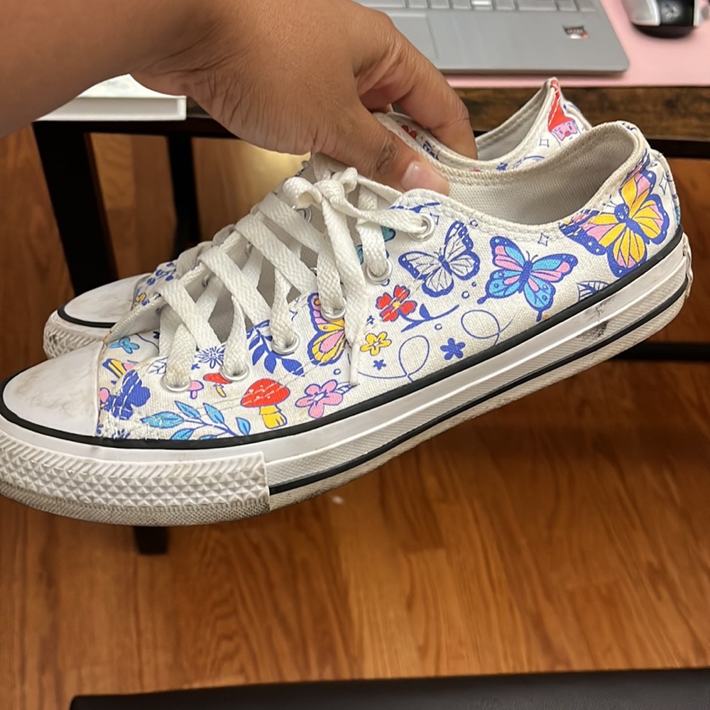 Fairly worn, girls converses. - Picture 3 of 3